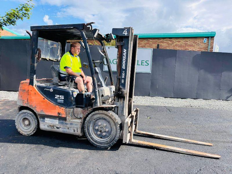 DOOSAN D25S-5 2 STAGE MAST FORKLIFT*YEAR 2012*VIDEO*