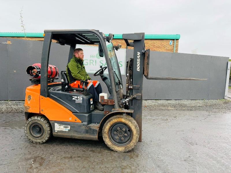 DOOSAN G25E-7 FORKLIFT*C/W PALLET TINES*YEAR 2022*VIDEO*