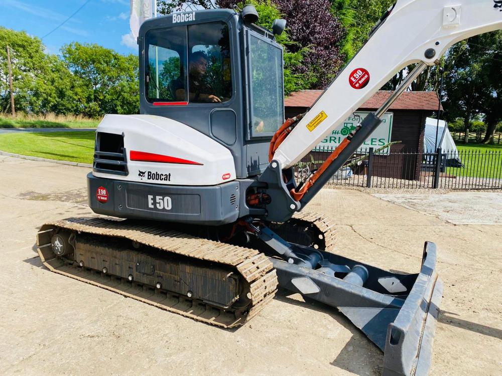 BOBCAT E50 TRACKED EXCAVATOR * YEAR 2010 , 5768 HOURS * C/W BUCKET