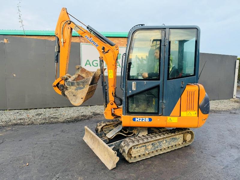 HANIX H22B EXCAVATOR*829 HOURS*C/W 4 EXTRA BUCKETS*VIDEO*