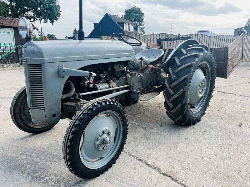 GREY FERGUSON 2WD TRACTOR C/W REAR BACK BOX *VIDEO*