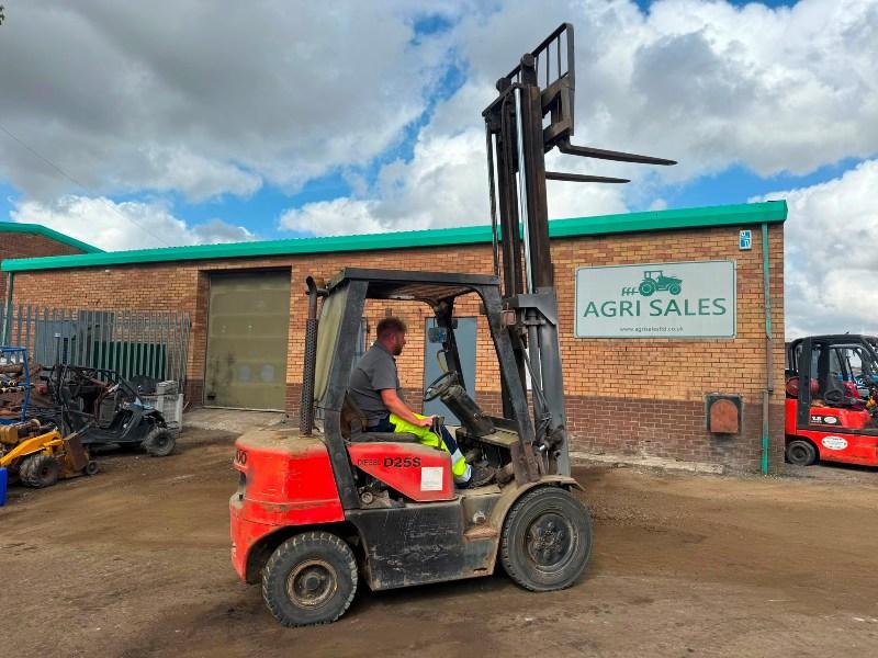DAEWOO D25S FORKLIFT*C/W PALLET TINES*VIDEO*
