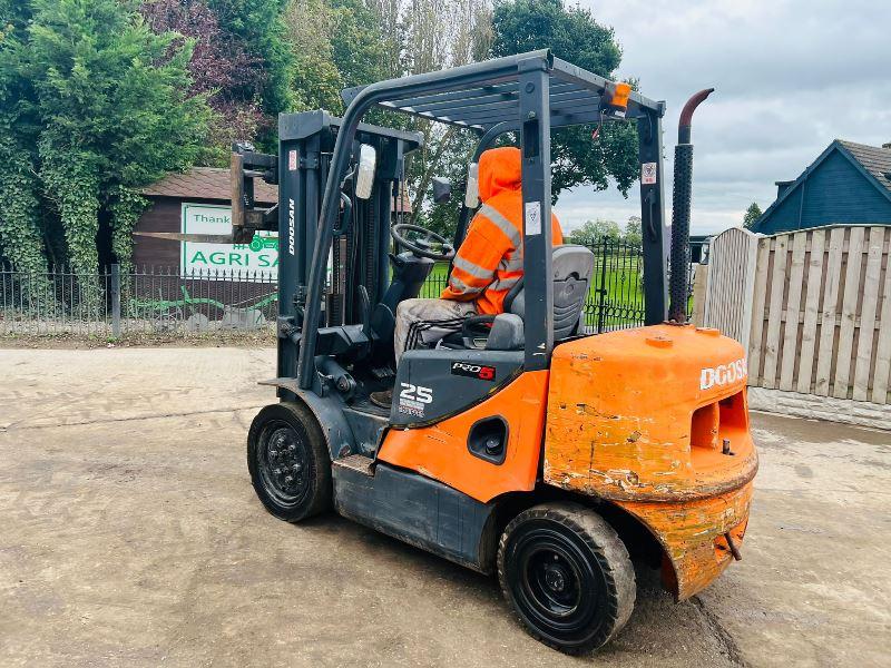 DOOSAN D25S-5 DEISEL FORK LIFT *YEAR 2008, CONTAINER SPEC* C/W SIDE SHIFT 
