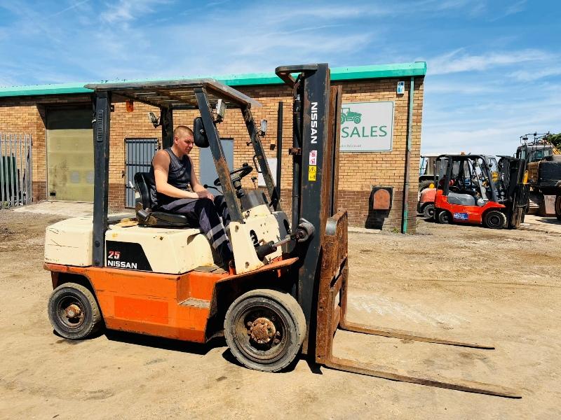 NISSAN FJ02A25U FORKLIFT*C/W PALLET TINES*VIDEO*