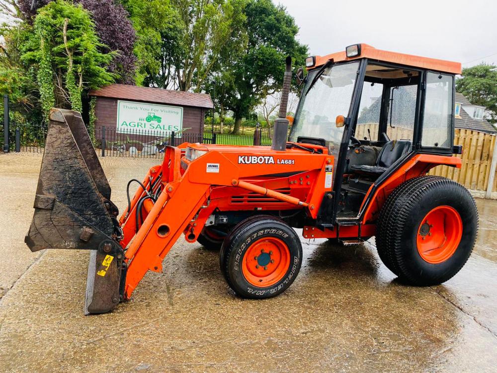 KUBOTA L3250 4WD TRACTOR C/W KUBOTA LA681 FRONT LOADER AND 3 IN 1 BUCKET