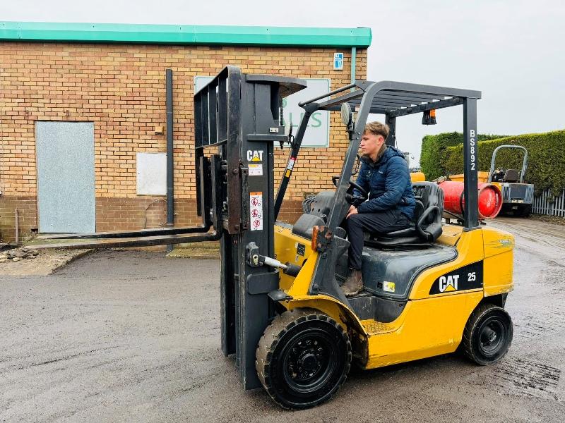 CATERPILLAR GP25NT FORKLIFT*C/W PALLET TINES*YEAR 2013*VIDEO*