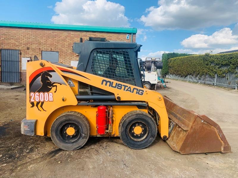 MUSTANG 2600R SKIDSTEER*C/W BUCKET*YEAR 2014*VIDEO*