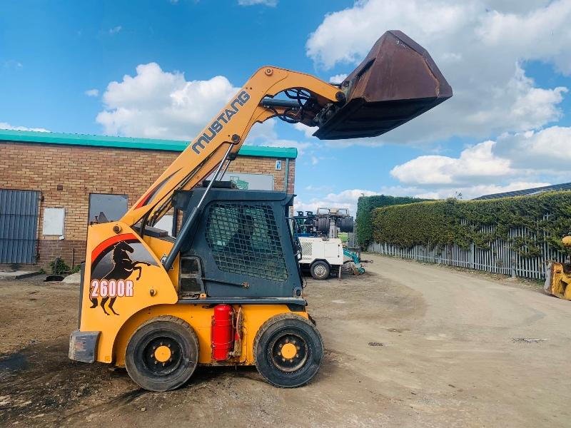 MUSTANG 2600R SKIDSTEER*C/W BUCKET*YEAR 2014*VIDEO*