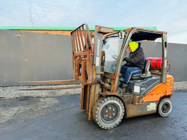 DOOSAN G25P-7 FORKLIFT*C/W FORK POSITIONER*YEAR 2019*VIDEO*