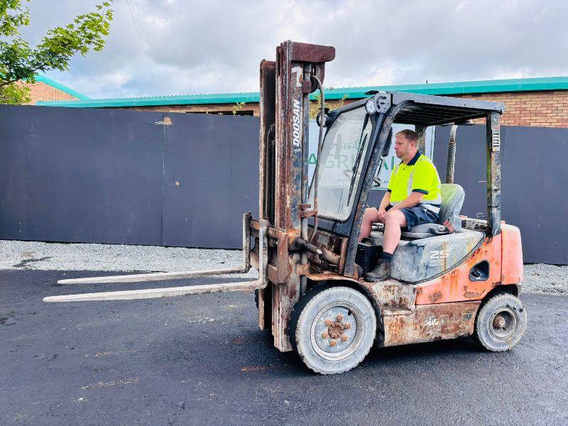 DOOSAN D25S-5 3 STAGE MAST FORKLIFT*YEAR 2012*VIDEO*