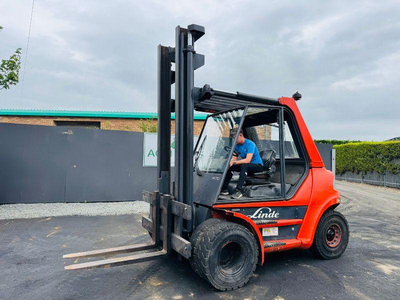 LINDE H70D 2 STAGE MASTED FORKLIFT*C/W PALLET TINES*VIDEO*