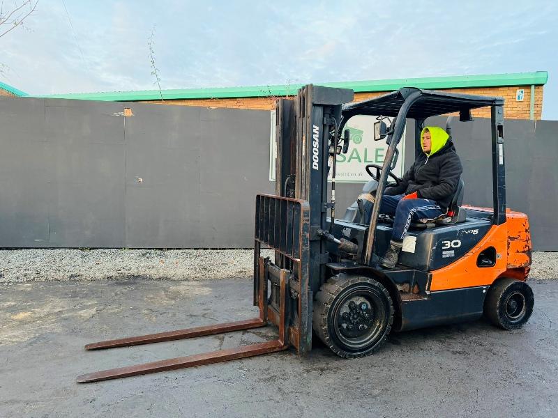 DOOSAN D30S-5 FORKLIFT*YEAR 2011*C/W PALLET TINES*VIDEO*