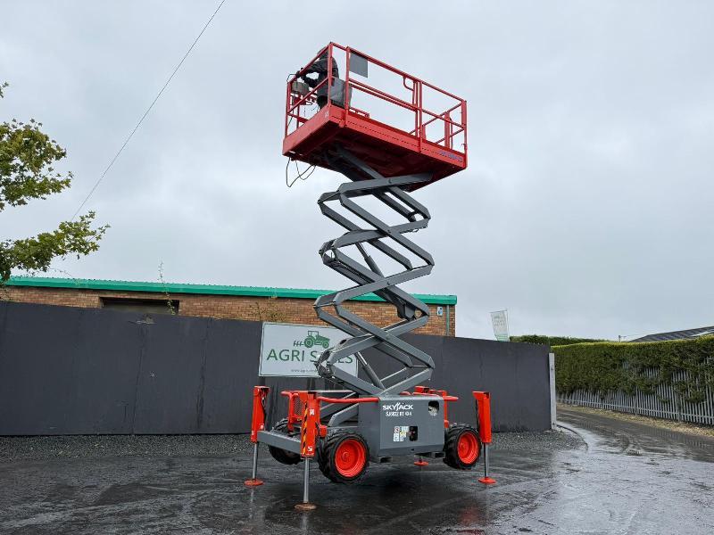 SKYJACK SJ6832RT SCISSOR LIFT*C/W SUPPORT LEGS*YEAR 2011*VIDEO*