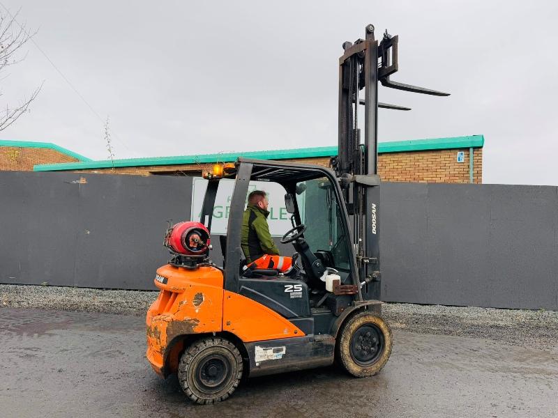DOOSAN G25E-7 FORKLIFT*C/W PALLET TINES*YEAR 2022*VIDEO*