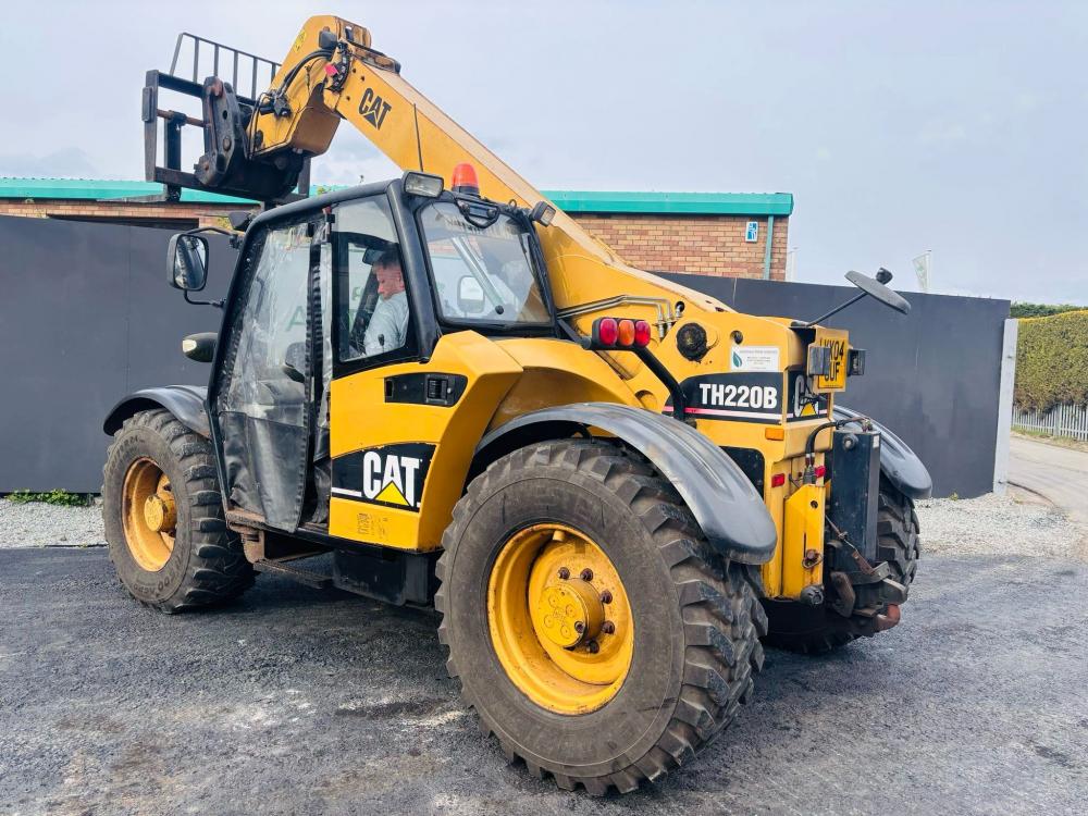 CAT TH220B TELEHANDLER *AG SPEC* C/W PALLET TINES*VIDEO*