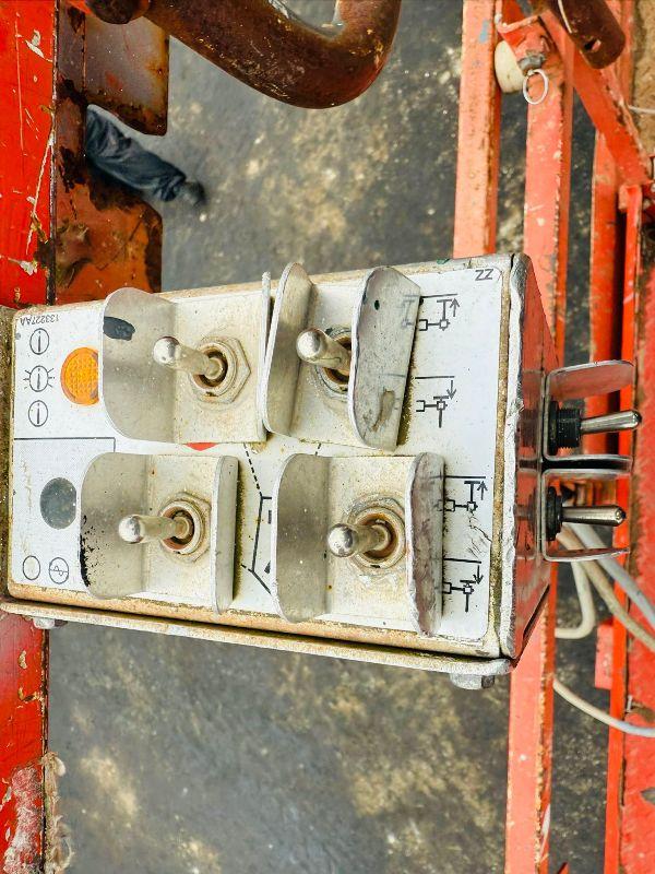 SKYJACK SJ 6832RT 4X4 SCISSOR LIFT*C/W HYDRAULIC SUPPORT LEGS*YEAR 2011*VIDEO*