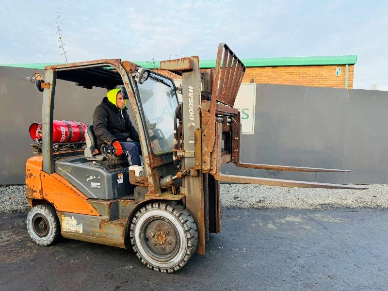 DOOSAN G25P-7 FORKLIFT*C/W FORK POSITIONER*YEAR 2019*VIDEO*