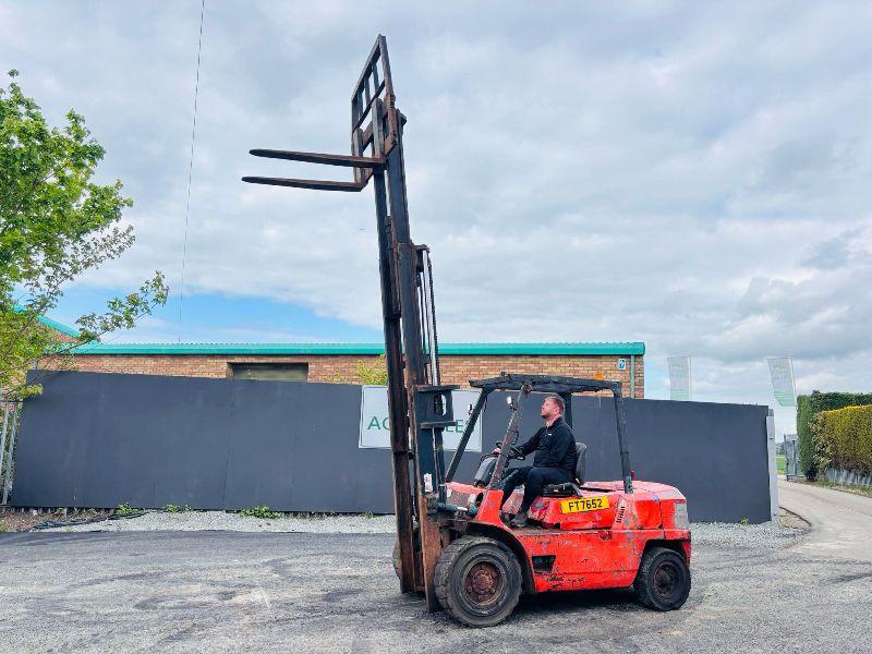 MITSUBISHI FD40 CONTAINER SPEC FORKLIFT 2 STAGE MAST*C/W PALLET TINES*VIDEO*