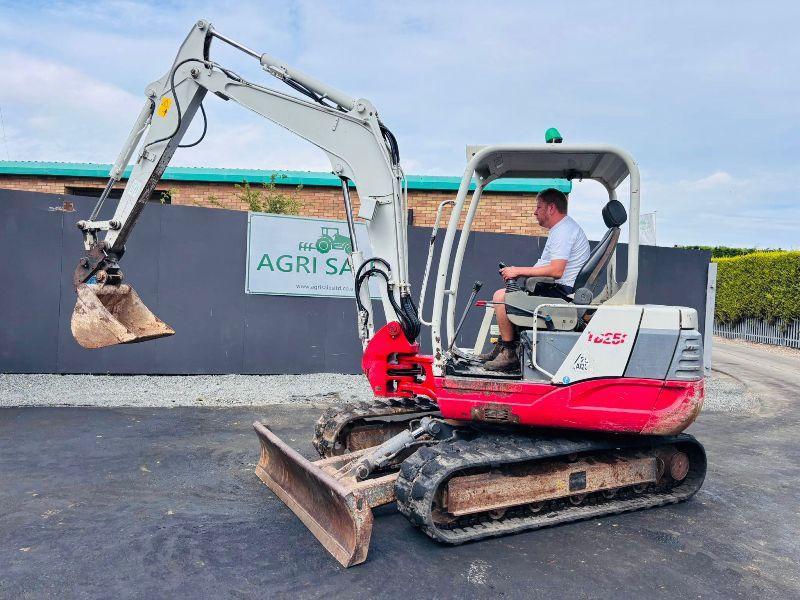 TAKEUCHI TB250 RUBBER TRACKED EXCAVATOR*C/W BUCKET*VIDEO*