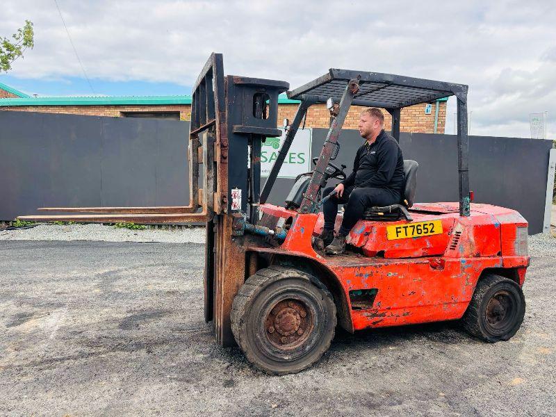 MITSUBISHI FD40 CONTAINER SPEC FORKLIFT 2 STAGE MAST*C/W PALLET TINES*VIDEO*