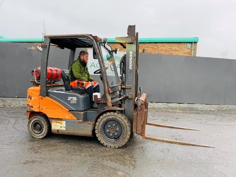DOOSAN G25P-7 FORKLIFT*C/W FORK POSITIONER*YEAR 2019*VIDEO*
