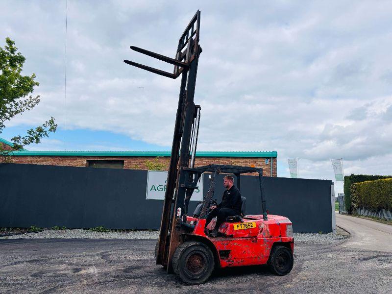 MITSUBISHI FD40 CONTAINER SPEC FORKLIFT 2 STAGE MAST*C/W PALLET TINES*VIDEO*