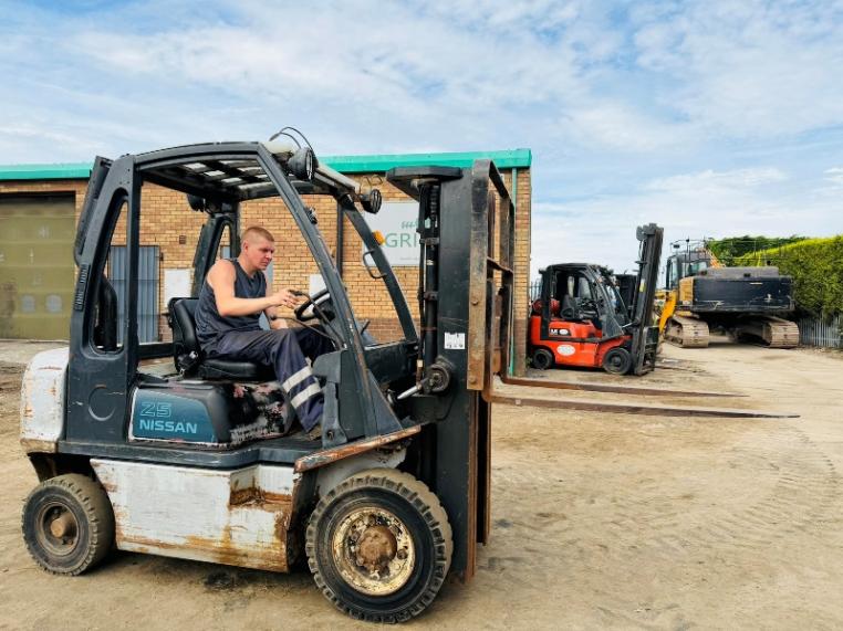 NISSAN FD02A25Q FORKLIFT*C/W PALLET TINES*VIDEO*