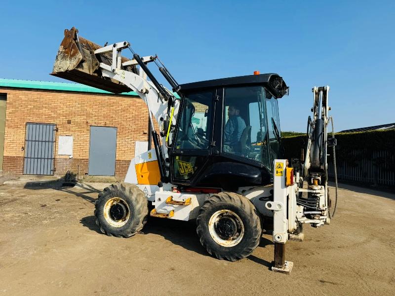 JCB 2CX 4WD BACKHOE DIGGER * C/W THREE IN ONE BUCKET & PECKER*VIDEO*