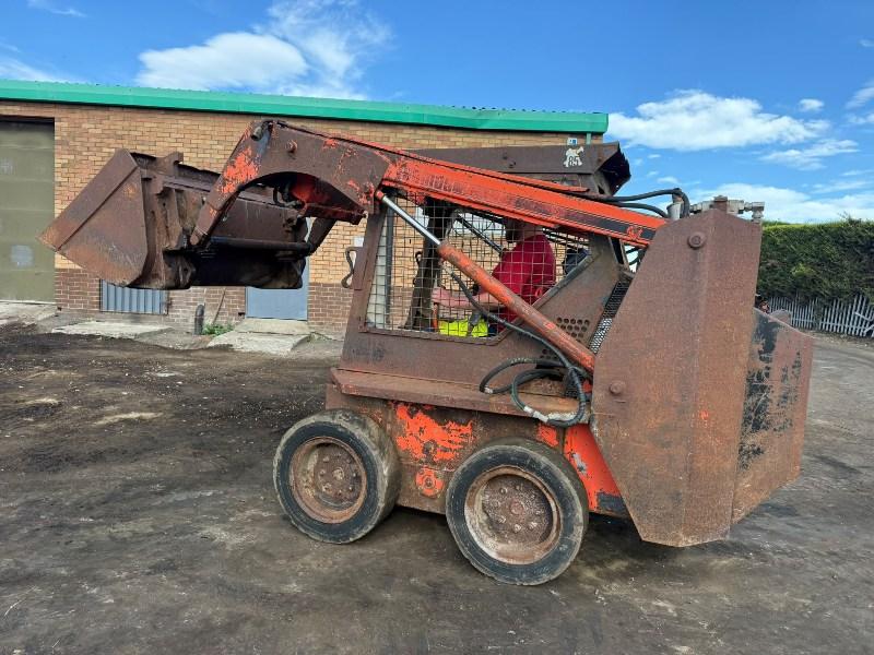 THOMAS SKIDSTEER*C/W BUCKET*VIDEO*
