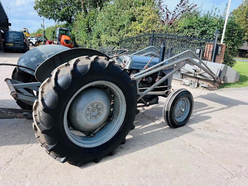 GREY FERGUSON DIESEL 2WD TRACTOR C/W LOADER, BUCKET, FOLKS & TRAILER *VIDEO*