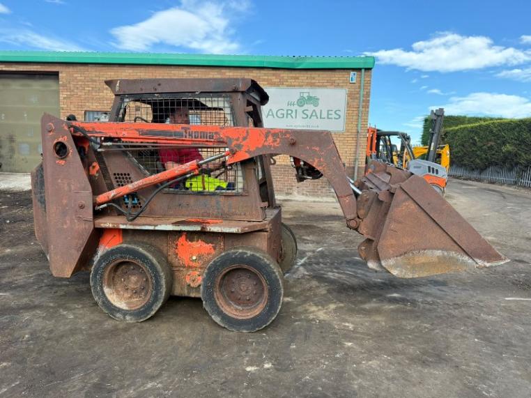 THOMAS SKIDSTEER*C/W BUCKET*VIDEO*