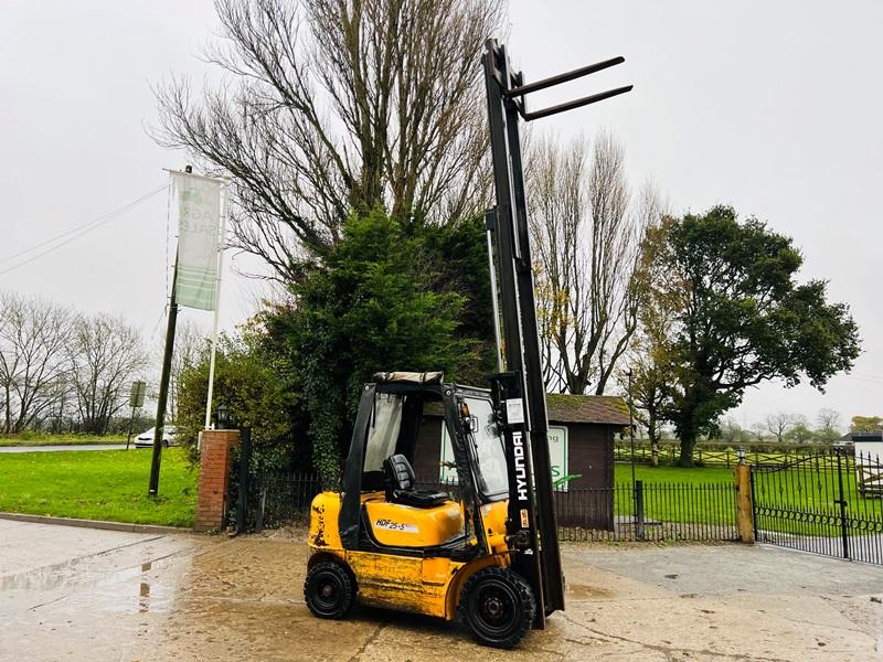 HYUNDIA HDF25-5 CONTAINER SPEC FORKLIFT C/W 3 STAGE MAST *VIDEO*