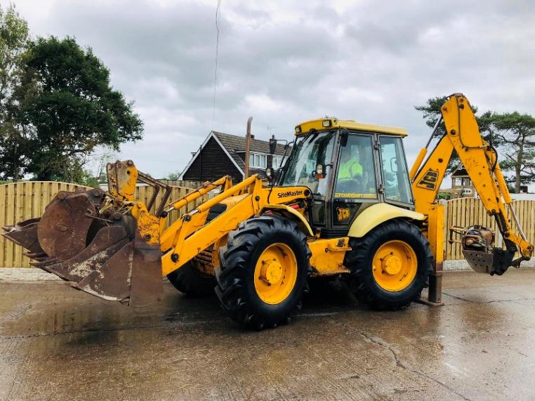 JCB 4CX SITEMASTER BACKHOE DIGGER C/W HYDRAULIC BREAKER & 8 X REAR BUCKETS