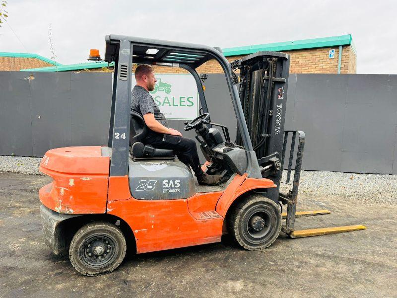 TOYOTA 62-7FDF25 CONTAINER SPEC FORKLIFT*C/W PALLET TINES*VIDEO*