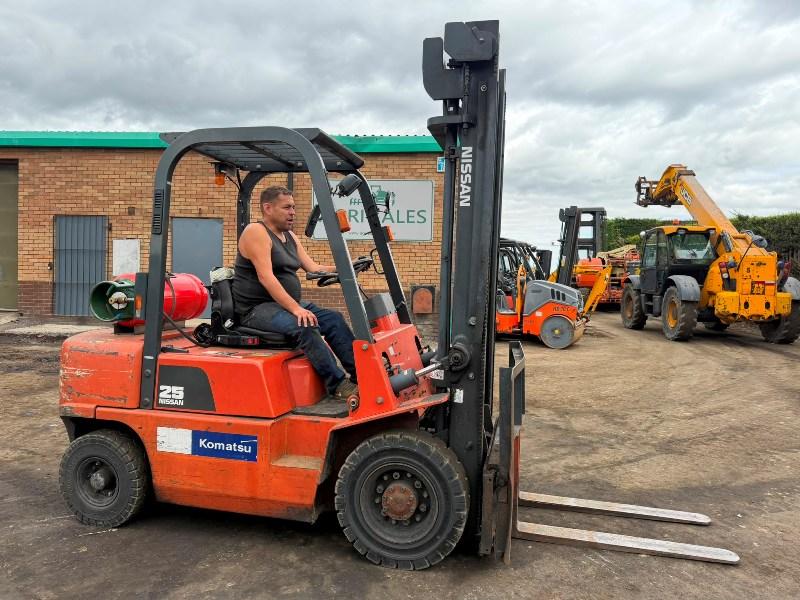 NISSAN PJ02A25 FORKLIFT*C/W PALLET TINES*VIDEO*