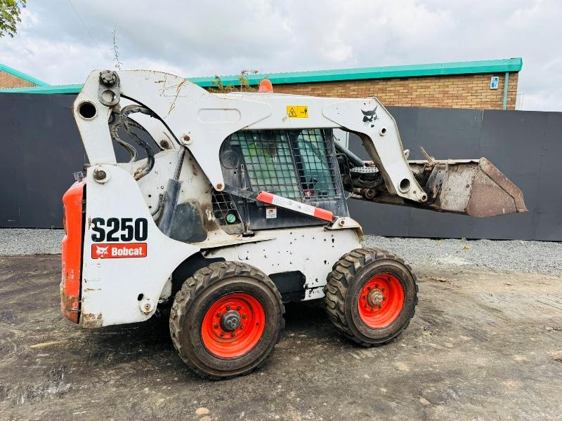 BOBCAT S250 HI-LIFT SKIDSTEER*C/W BUCKET*VIDEO*