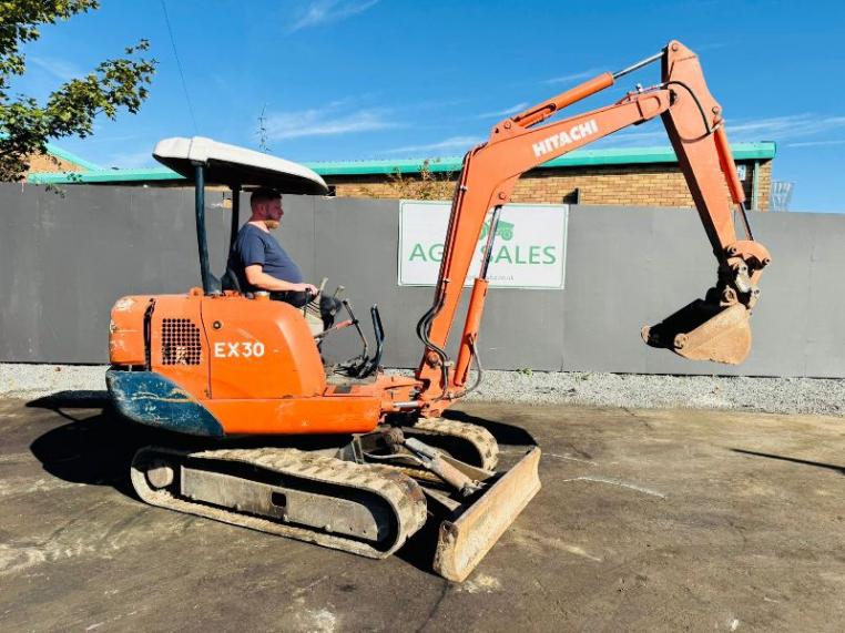 HITACHI EX30 EXCAVATOR*RUBBER TRACKS*C/W BUCKET*VIDEO*
