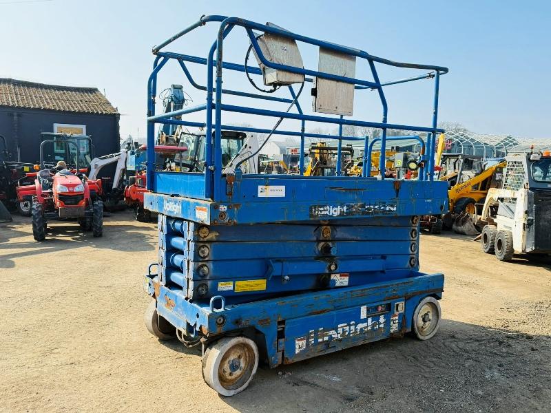 UPRIGHT X32 N SCISSOR LIFT*NEEDS CHARGING*VIDEO*