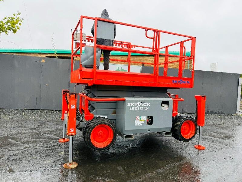 SKYJACK SJ6832RT SCISSOR LIFT*C/W SUPPORT LEGS*YEAR 2011*VIDEO*