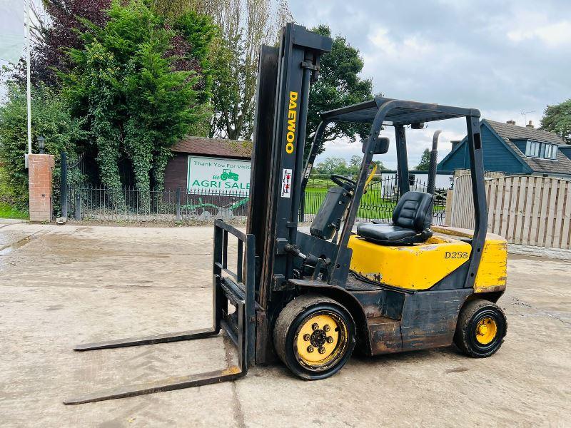 DAEWOO D25S-3 DIESEL FORK LIFT C/W SIDE SHIFT *VIDEO*