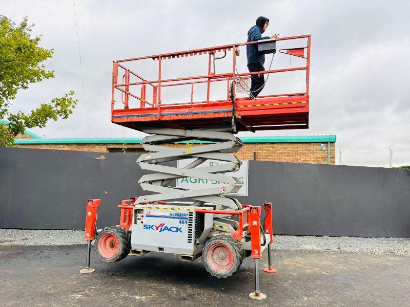 SKYJACK SJ 6832RT 4X4 SCISSOR LIFT*C/W HYDRAULIC SUPPORT LEGS*YEAR 2011*VIDEO*
