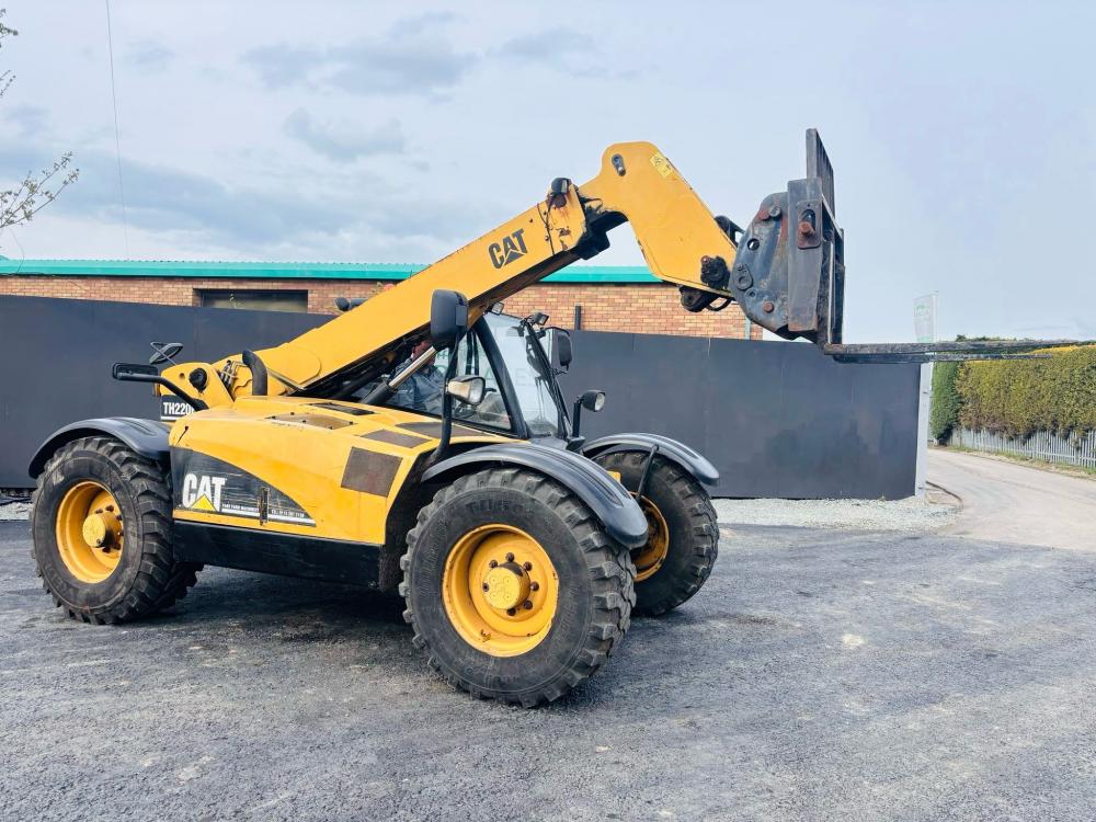 CAT TH220B TELEHANDLER *AG SPEC* C/W PALLET TINES*VIDEO*