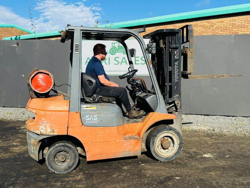 TOYOTA 42-7FGF25 CONTAINER SPEC FORKLIFT*C/W PALLET TINES*VIDEO*