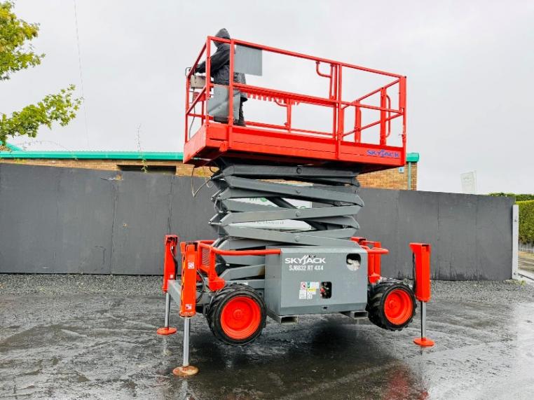 SKYJACK SJ6832RT SCISSOR LIFT*C/W SUPPORT LEGS*YEAR 2011*VIDEO*