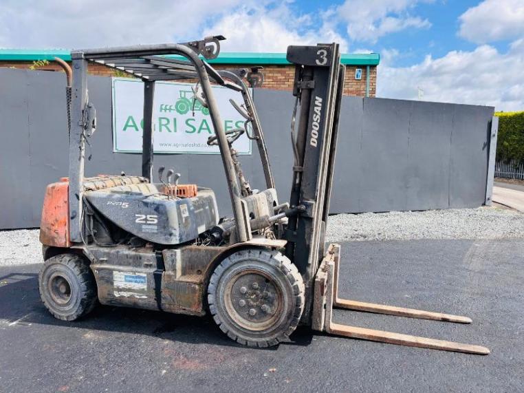 DOOSAN D25S-5 2 STAGE MAST FORKLIFT*YEAR 2012*SPARES AND REPAIRS*VIDEO*