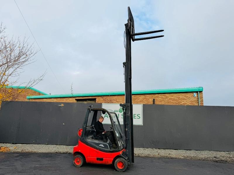 LINDE H20T-03 3 STAGE MASTED FORKLIFT*C/W SIDESHIFT*VIDEO*