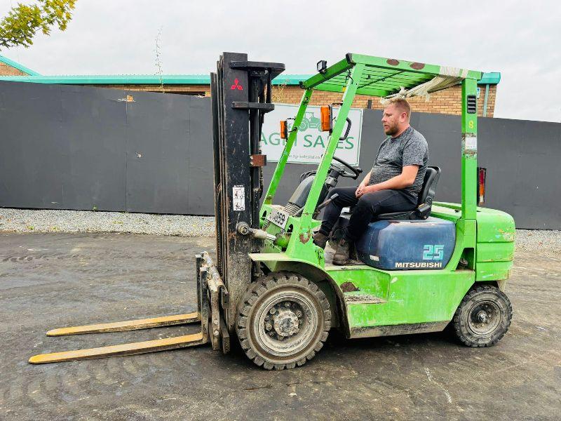 MITSUBISHI FD25 CONTAINER SPEC FOKRLIFT*C/W PALLET TINES*VIDEO*