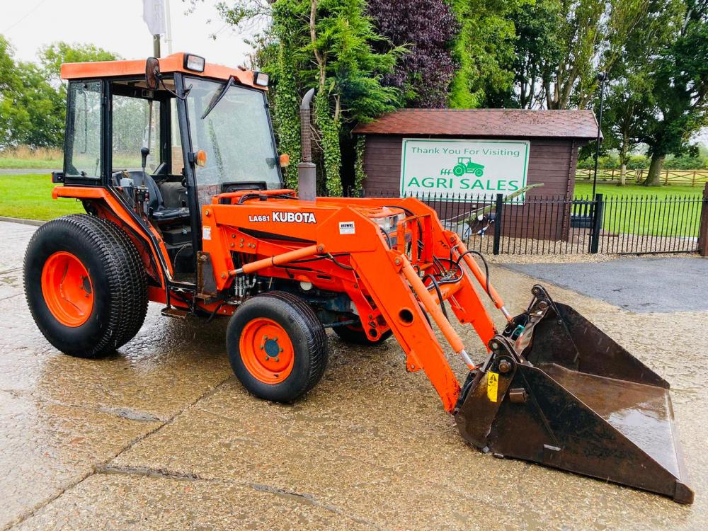 KUBOTA L3250 4WD TRACTOR C/W KUBOTA LA681 FRONT LOADER AND 3 IN 1 BUCKET