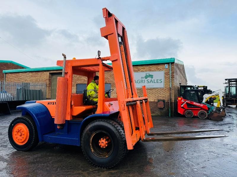 HYSTER 2 STAGE MASTED FORKLIFT*C/W DUEL WHEELS*VIDEO*