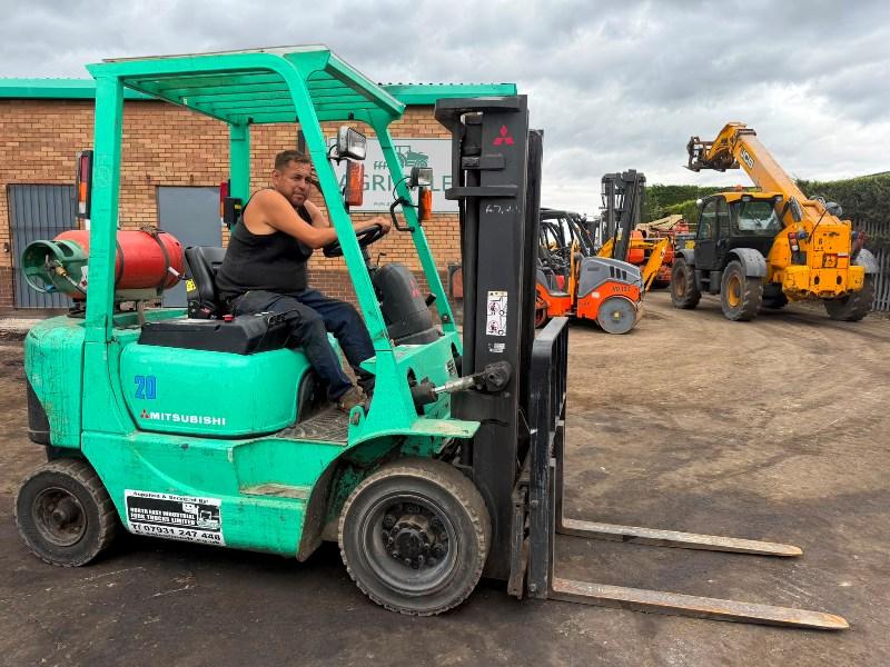 MITSUBISHI FG20K FORKLIFT*C/W PALLET TINES*VIDEO*